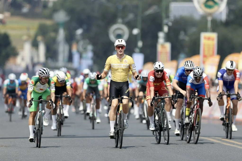 Anton Popov (Thanh Hóa) cán đích đầu tiên với tốc độ trung bình lên tới 50,19 km/h. (Ảnh: Cycling News).