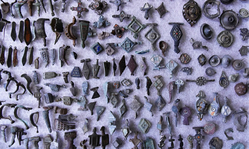 Bộ sưu tập hiện vật cổ (đồ trang sức, đồ kim loại) bị tịch thu từ một detectorist (người dùng máy dò kim loại) ở Pháp. Ảnh: Internet