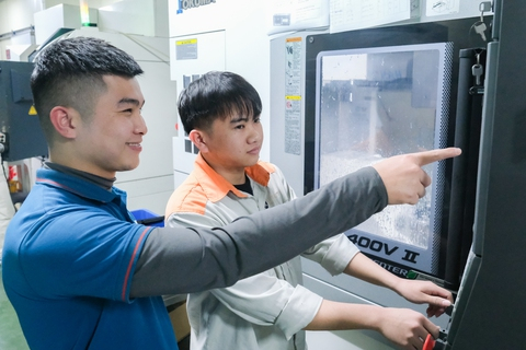 Người trẻ làm việc trong một nhà máy tại tỉnh Bắc Ninh. Ảnh: HÀ QUÂN