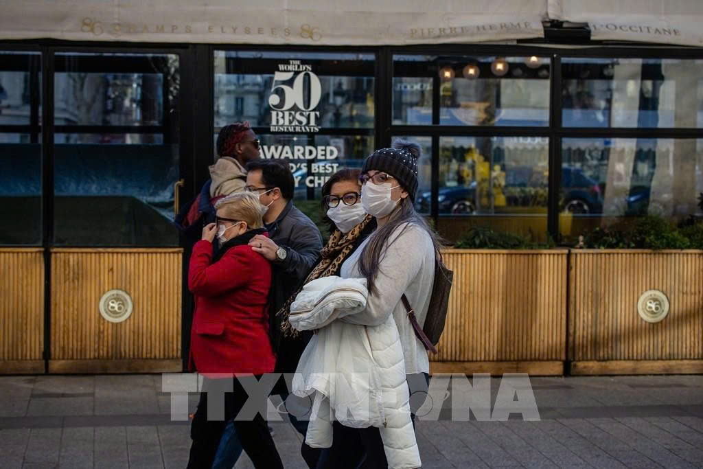 Người dân di chuyển trên đường phố tại Paris, Pháp. Ảnh tư liệu (minh họa): TTXVN