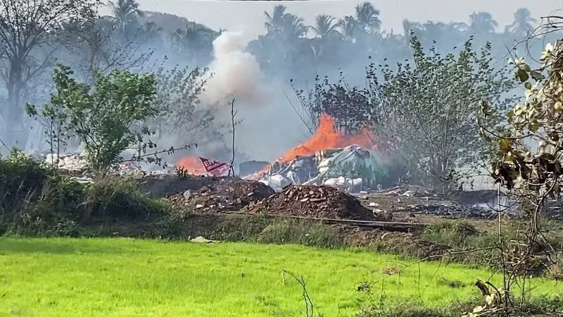 Hiện trường vụ cháy cơ sở dự trữ pháo hoa ở Thrissur, bang Kerala, miền nam Ấn Độ ngày 21/4/2026. Ảnh: TTXVN