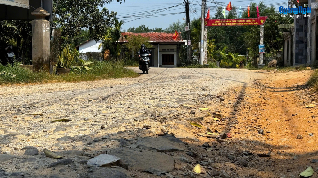 Tuyến đường ĐH09 xuống cấp nghiêm trọng.