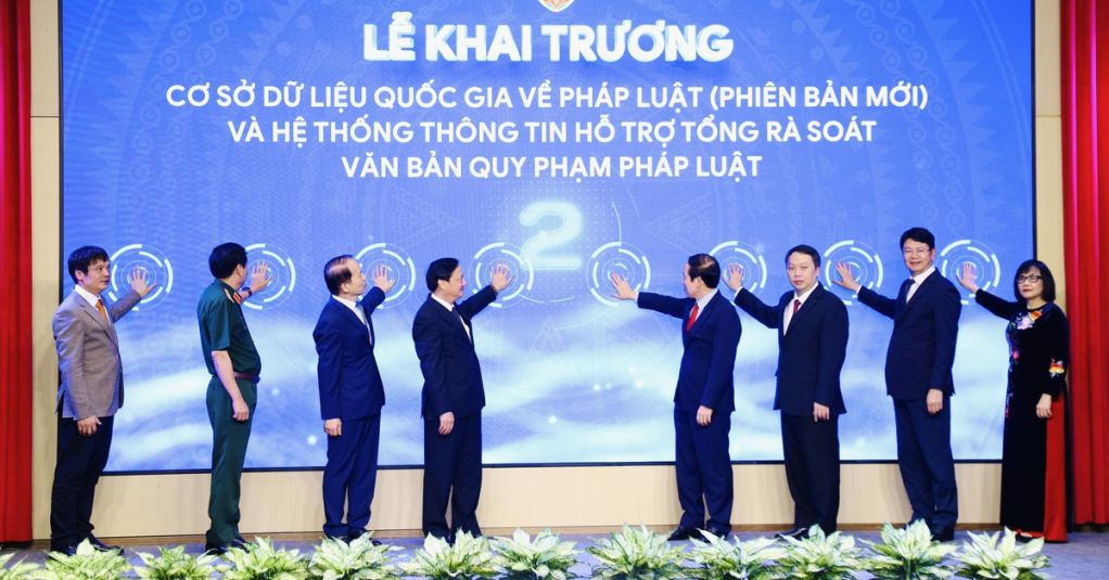 Các đại biểu bấm nút khai trương. Ảnh: Danh Trọng