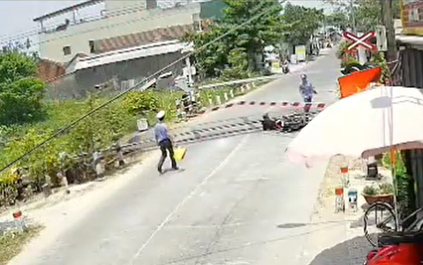 Người đàn ông tông gãy gác chắn đường sắt. Ảnh cắt từ clip