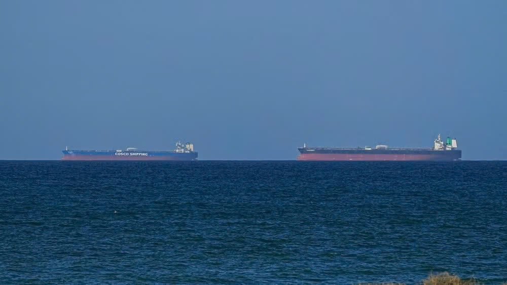 Tàu nước ngoài ở Eo biển Hormuz. Ảnh: Anadolu/TTXVN