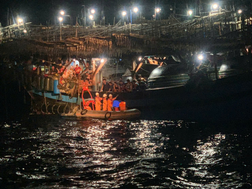 Lực lượng cứu nạn hàng hải tiếp cận tàu cá để đưa nạn nhân lên tàu cứu nạn, đưa về bờ điều trị.