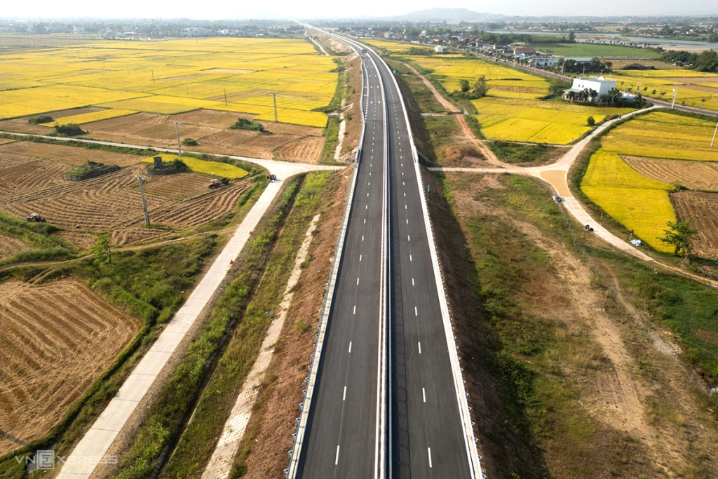 Cao tốc qua đồng lúa Hoài Nhơn - Quy Nhơn, trước ngày thông xe. Ảnh: Trần Hóa
