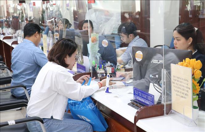Hoạt động của Trung tâm Phục vụ hành chính công ngày càng hoàn thiện, nâng cao chất lượng phục vụ người dân và doanh nghiệp. Ảnh: TTXVN