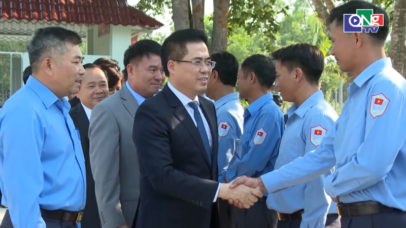 Thăm, tặng qu&agrave; v&agrave; động vi&ecirc;n c&aacute;n bộ, chiến sĩ Đội K53