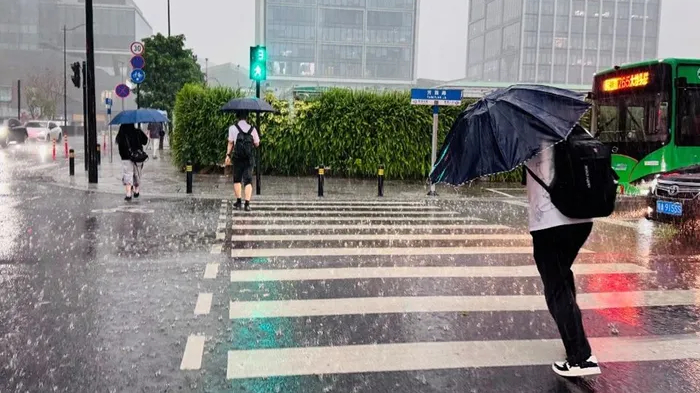 Mưa đ&aacute;, d&ocirc;ng lốc v&agrave; mưa lớn cực đoan g&acirc;y gi&aacute;n đoạn diện rộng tại Trung Quốc 