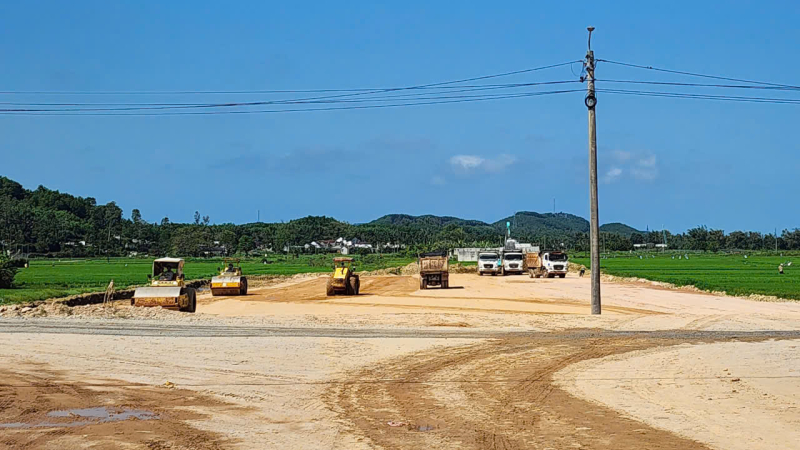 Quảng Ng&atilde;i: Đốc th&uacute;c c&aacute;c dự &aacute;n trọng điểm v&igrave; giải ng&acirc;n thấp