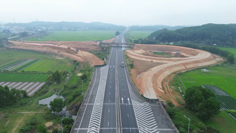 Ho&agrave;n th&agrave;nh n&uacute;t giao nối cao tốc với Khu kinh tế Dung Quất trong th&aacute;ng 6 