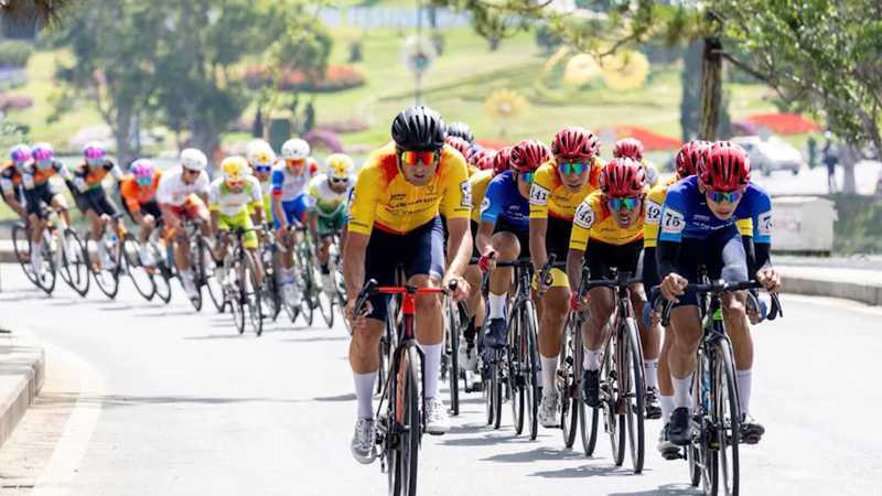 Chặng 11 giải xe đạp &ldquo;Non s&ocirc;ng liền một dải&rdquo; về đ&iacute;ch tại Quảng Ng&atilde;i