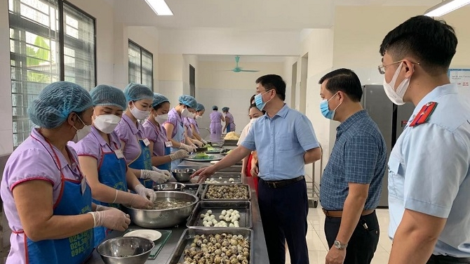 Tăng cường kiểm tra an to&agrave;n thực phẩm tại bếp ăn tập thể, trường học