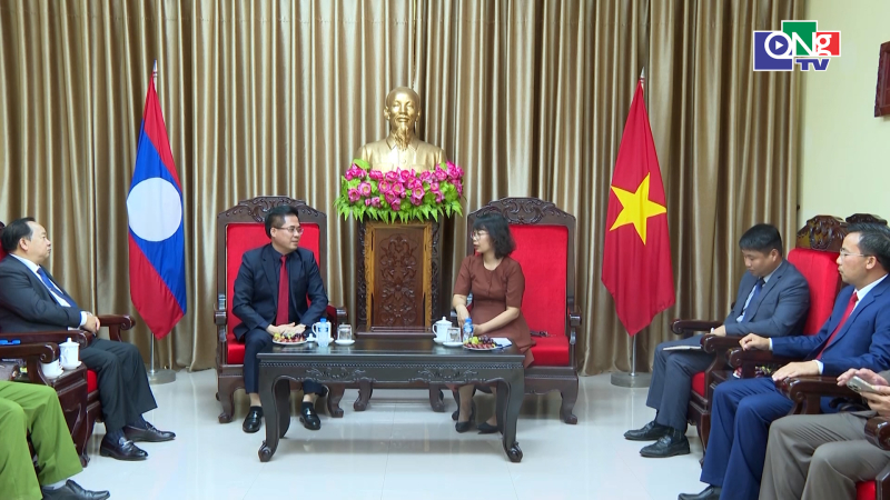 Thăm v&agrave; l&agrave;m việc với Tổng l&atilde;nh sự qu&aacute;n Việt Nam tại Pắc xế