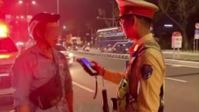 Cảnh s&aacute;t giao th&ocirc;ng xử l&yacute; gần 2.200 l&aacute;i xe vi phạm nồng độ cồn