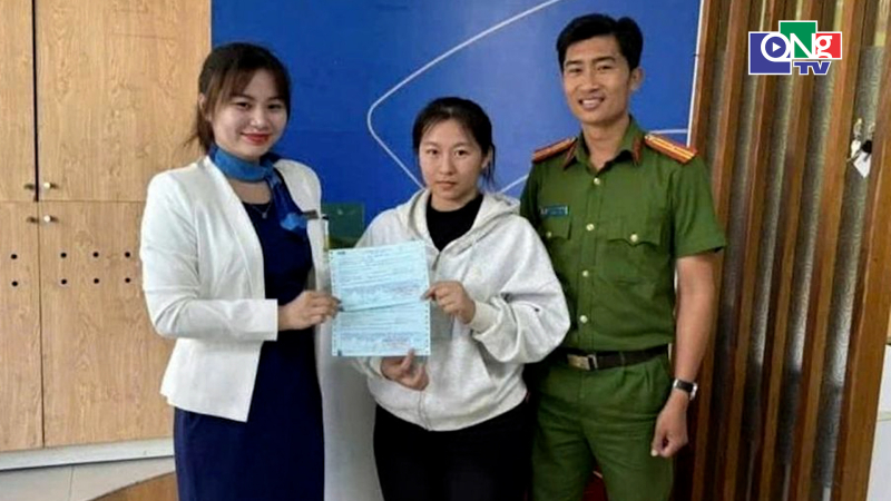 Nữ c&ocirc;ng nh&acirc;n Quảng Ng&atilde;i trả lại 550 triệu cho người chuyển nhầm