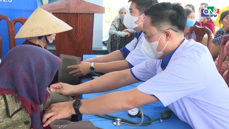 Kh&aacute;m bệnh, cấp thuốc miễn ph&iacute; cho người d&acirc;n