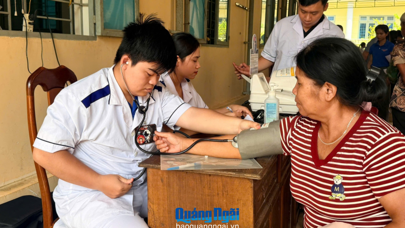 Hơn 200 người d&acirc;n tại x&atilde; bi&ecirc;n giới Quảng Ng&atilde;i được kh&aacute;m bệnh miễn ph&iacute;