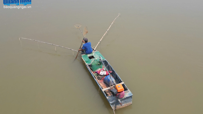 Ngăn chặn đ&aacute;nh c&aacute; bằng xung điện tr&ecirc;n s&ocirc;ng Đăk Bla 