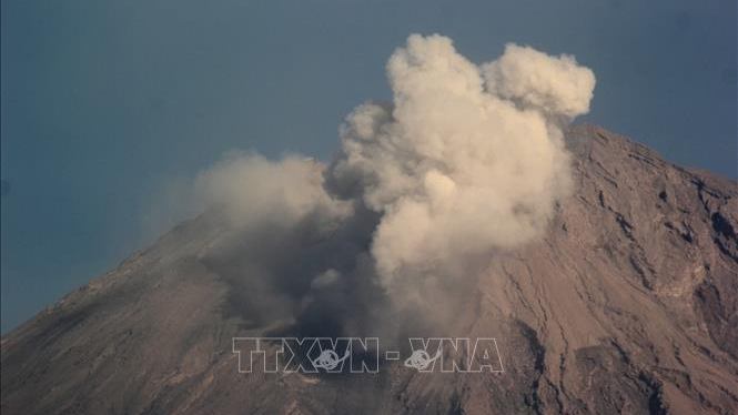 Hai n&uacute;i lửa đồng loạt phun tr&agrave;o tại Indonesia