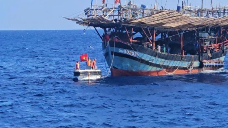 Cứu kịp thời t&agrave;u c&aacute; c&ugrave;ng 36 ngư d&acirc;n Quảng Ng&atilde;i gặp nạn tr&ecirc;n biển