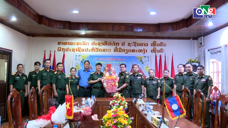 Bộ Chỉ huy Qu&acirc;n sự tỉnh ch&uacute;c Tết v&agrave; kh&aacute;m bệnh tại L&agrave;o