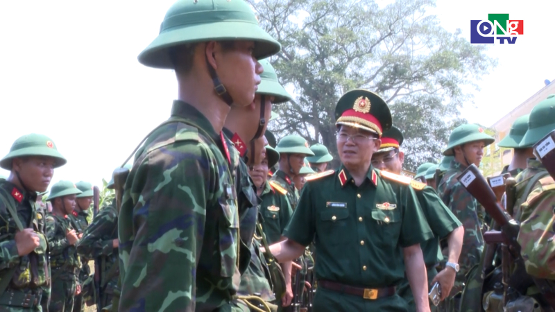 Qu&acirc;n khu 5 kiểm tra huấn luyện chiến sĩ mới tại Trung đo&agrave;n 887