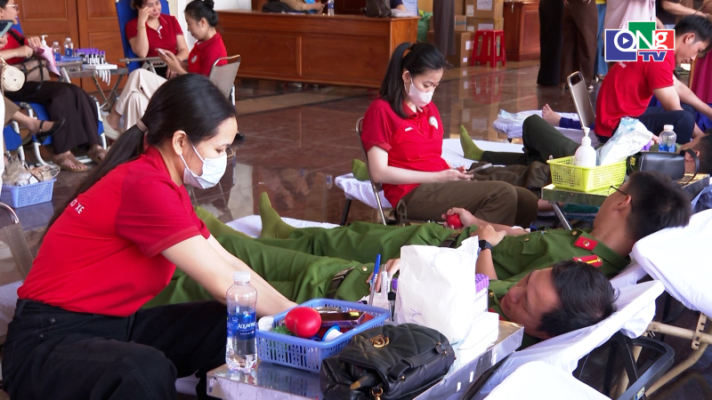 Hơn 400 t&igrave;nh nguyện vi&ecirc;n tham gia hiến m&aacute;u