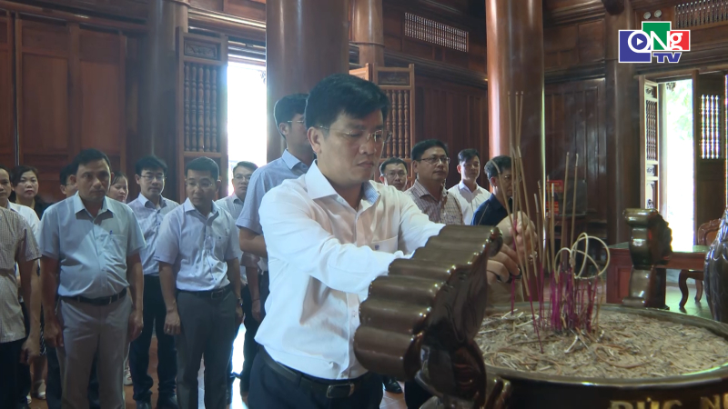 Ph&oacute; Chủ tịch UBND tỉnh Đỗ T&acirc;m Hiển d&acirc;ng hương tưởng niệm Chủ tịch Hồ Ch&iacute; Minh 