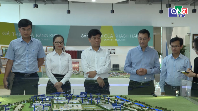 Ph&oacute; Chủ tịch UBND tỉnh Đỗ T&acirc;m Hiển thăm v&agrave; l&agrave;m việc với VSIP Nghệ An