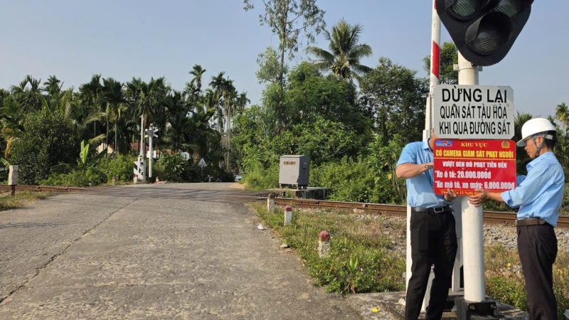 Cắm biển cảnh b&aacute;o phạt nguội tại c&aacute;c điểm giao cắt đường sắt