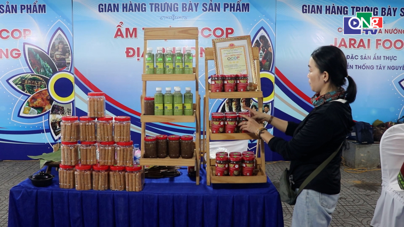 30 doanh nghiệp tham gia phi&ecirc;n chợ h&agrave;ng Việt tại Ba Tơ