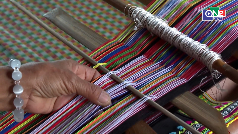 Giữ nghề dệt ở v&ugrave;ng cao
