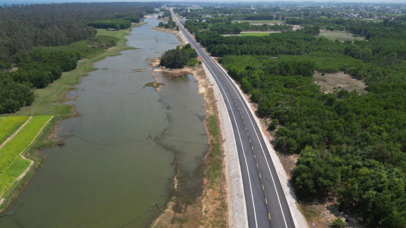 Tuyến đường ven biển Dung Quất - Sa Huỳnh dần ho&agrave;n thiện 