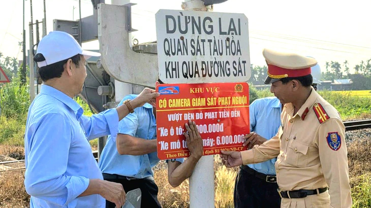 Sẽ phạt nguội khi vượt đ&egrave;n đỏ qua đường sắt