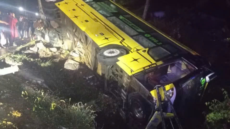 Lật xe kh&aacute;ch ở Quảng Ng&atilde;i, 9 người tho&aacute;t nạn