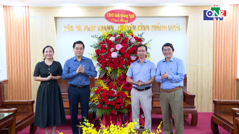 Chủ tịch UBND tỉnh ch&uacute;c mừng th&agrave;nh t&iacute;ch xuất sắc tại Li&ecirc;n hoan Ph&aacute;t thanh to&agrave;n quốc 