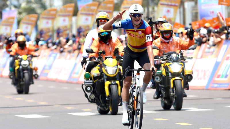 Chặng 12 C&uacute;p Truyền h&igrave;nh 2026: M&agrave;n solo thần tốc của Christoph Janssen