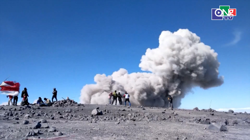 Indonesia duy tr&igrave; cảnh b&aacute;o cao do n&uacute;i lửa Semeru tiếp tục phun tr&agrave;o