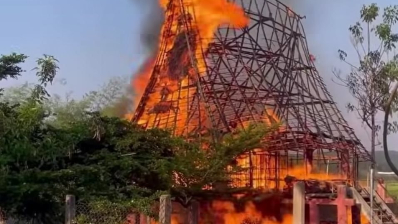 Nguy cơ hỏa hoạn đe dọa nh&agrave; r&ocirc;ng truyền thống ở ph&iacute;a T&acirc;y Quảng Ng&atilde;i 