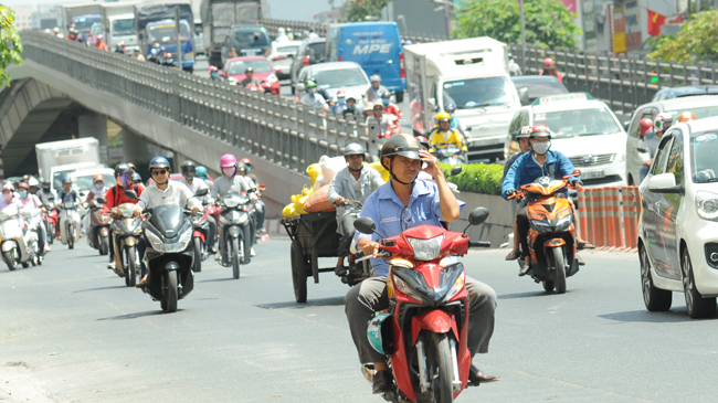 Ban ng&agrave;y vẫn nắng n&oacute;ng, đ&ecirc;m c&oacute; nơi mưa rất to 