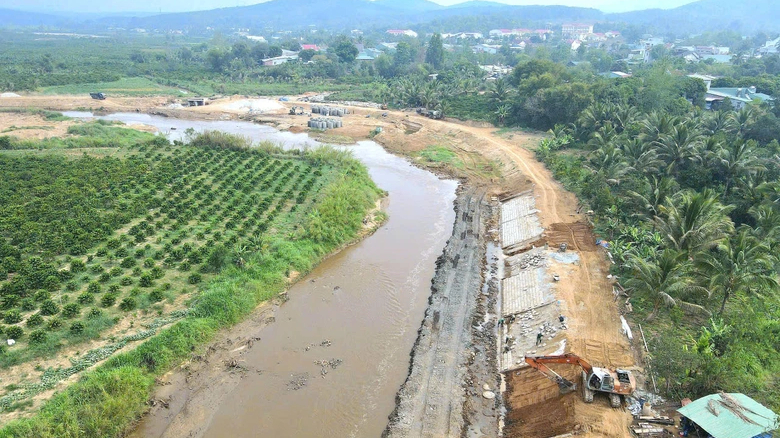 Đẩy nhanh tiến độ k&egrave; chống sạt lở s&ocirc;ng Đăk Tờ Kan