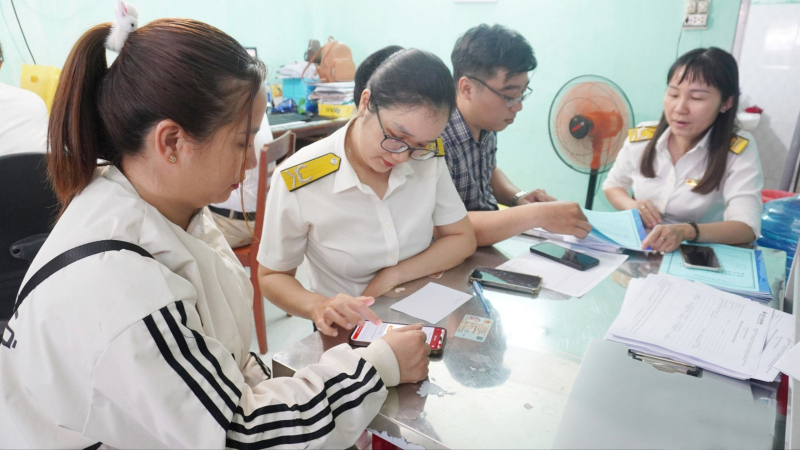 Giảm g&aacute;nh nặng cho người nộp thuế