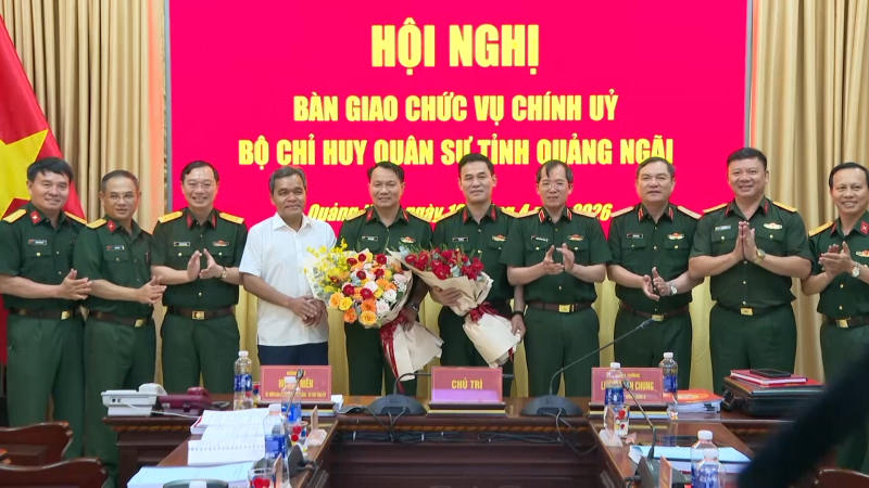 B&agrave;n giao chức vụ Ch&iacute;nh ủy Bộ Chỉ huy Qu&acirc;n sự tỉnh