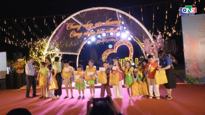 Chương tr&igrave;nh văn nghệ &ldquo;Chung nhịp y&ecirc;u thương &ndash; C&ugrave;ng nhau tỏa s&aacute;ng&rdquo;