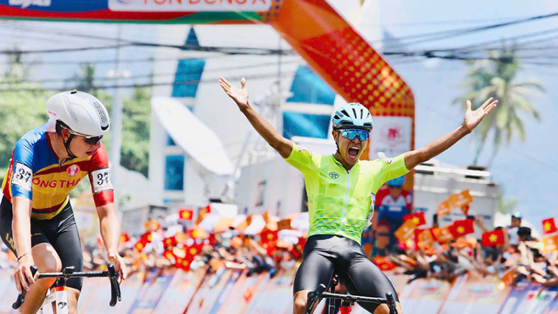 Chặng 15 C&uacute;p Truyền h&igrave;nh 2026: Phạm L&ecirc; Xu&acirc;n Lộc "x&eacute;" &aacute;o chấm đỏ