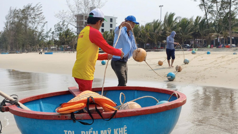 Khoanh v&ugrave;ng khu vực tắm biển an to&agrave;n tại Mỹ Kh&ecirc;, Quảng Ng&atilde;i