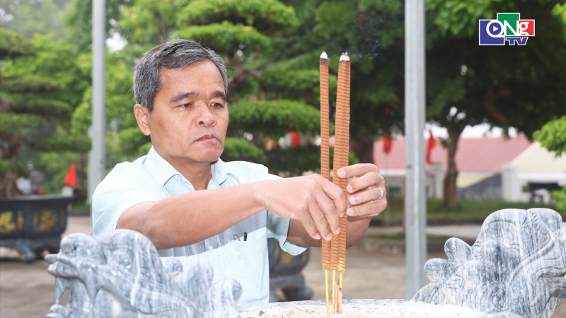 B&iacute; thư Tỉnh ủy Hồ Văn Ni&ecirc;n d&acirc;ng hương tại Di t&iacute;ch Điểm cao 995