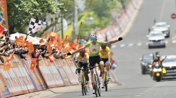 Chặng 16 Cup Truyền h&igrave;nh: Mugisha Moise chiếm "ng&ocirc;i vương" leo n&uacute;i, Sergei Kulikov thắng chặng